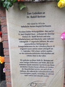 Gedenktafel Dr. Bertram Ein Steinblock mit schwarzer Schrift