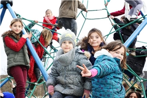 Klettergerüst OGS Im Brömm Kinder der OGS hängen am Klettergerüst
