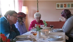 LauschGericht Haus St. Rafael Eine Vorleserin liest beim Mittagessen sechs Bewohnerinnen und Bewohnern des Hauses St. Rafael vor.