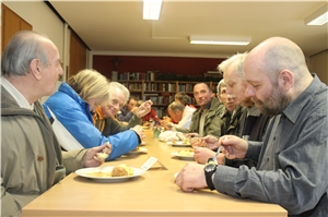 Mittagstisch im Wilhelm Sternemann Haus Menschen beim Mittagessen