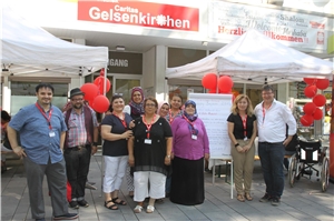 Opferfest NeST Ehrenamtliche und Mitarbeitende vor Pavillons am NeuStadtTreff