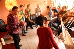 Spaß und Bewegung gehören zum Alltag der Tagesstätte Besucher der Tagesstätte bewegen sich mit Luftschlangen in den Händen