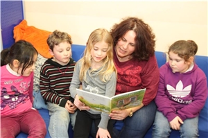Vorlesen in der OGS OGS-Leiterin liest Kindern vor