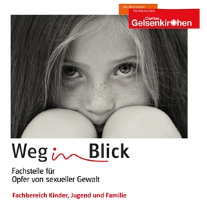 Weg im Blick Mädchen schwarz-weißes Porträt eines schüchternen Mädchens