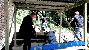 WSH Carport Aufbau Menschen beim Aufbau eines Carports