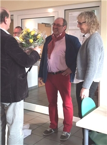 Caritasdirektor Tschakert überreicht Herrn Obermann einen Blumenstrauß.