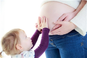 Schwangerschaftsbauch mit Kleinkind