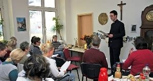 Kaplan Markus Kurzweil informiert die Mitarbeitenden der Caritas-Sozialstation über Grundlagen des Glaubens.