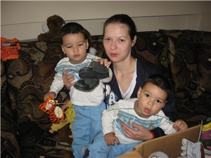 Mutter mit zwei Kindern auf dem Schoß