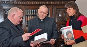 Prälat Zomack überreicht Bischof Ipolt die Dokumente zur Mitgliedschaft und Regionalstellenleiterin Wilkowski das Magazin Sozialcourage