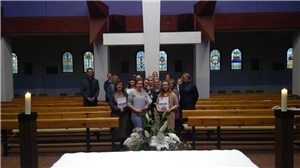 Teilnehmer und Kursleiter auf einem Bild in der Propsteikirche in Cottbus