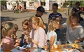 Dicht umlagerter Kinderschminkstand Dicht umlagerter Kinderschminkstand