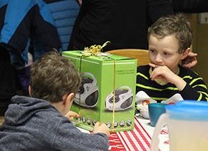 Spende an KiWo Kinder der Kinderwohngruppe bestaunen den noch eingepackten CD Player