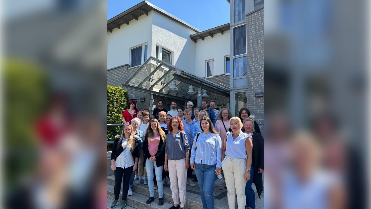 VIele neue Mitarbeiter der Caritas Hamm stehen zum Gruppenfoto portrait