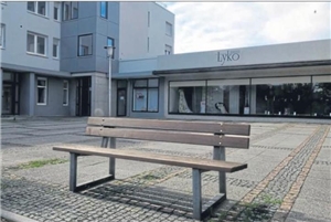 Bänke fehlen - aber welche Sitzbank auf einem öffentlichem gepflasterten Platz