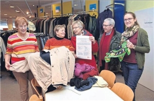 FAIR-Kaufhaus Bockum-Hövel sucht ehrenamtliche Verstärkung Helfer zeigen gebrauchte Kleidung