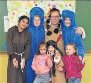 Alte und Junge gleich verkleidet Alte und Junge gleich verkleidet