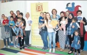 Familienjahreskarten für die "Kleine Knirpse" Mütter mit Ihren Kindern stehen neben einem Roll up vom Zonta Club