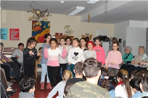 Spendenübergabe im St. Vinzenz-Vorsterhausen Eine Gruppe mit vielen Kindern bei der Spendenübergabe