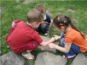 Drei Kinder spielen im Garten