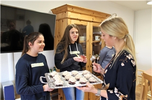 “BOY`s and GIRL´s DAY” im Seniorenzentrum Zwei Schülerinnen und eine Mitarbeiterin mit einem Tablett Nachtisch
