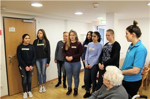 “BOY`s and GIRL´s DAY” im Seniorenzentrum Schüler lassen sich Aufgaben im Sozialen Dienst erklären