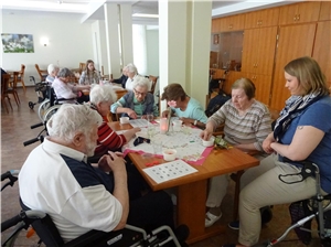 Generationsübergreifender Bingo-Nachmittag im St. Bonifatius Senioren und Jugendliche sitzen an Tischen und spielen Bingo