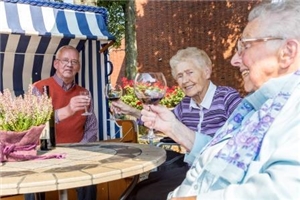 St. Bonifatius_Seniorengruppe im Garten