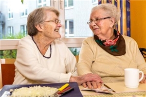 St. Josef_Seniorinnen lächeln sich an St. Josef_Seniorinnen lächeln sich an