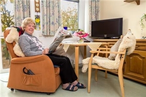 St. Josef_Seniorin liest Zeitung St. Josef_Seniorin liest Zeitung