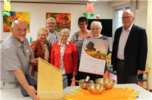 Mitglieder des Fördervereins St. Vinzenz präsentieren das Plakat der Palliativtage