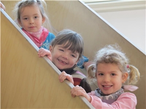 Drei kleine Mädchen aus der Kita St. Edith Stein