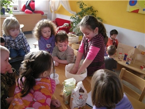 Kinder der Kita St. Katharina backen gemeindam an einem Tisch