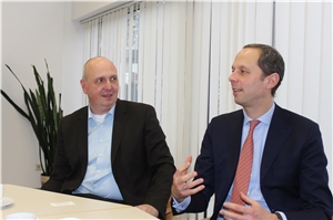 Dr. Hendrik Hoppenstedt (rechts im Bild) stellt Dr. Andreas Schubert fragen zur Suchtberatungsstelle