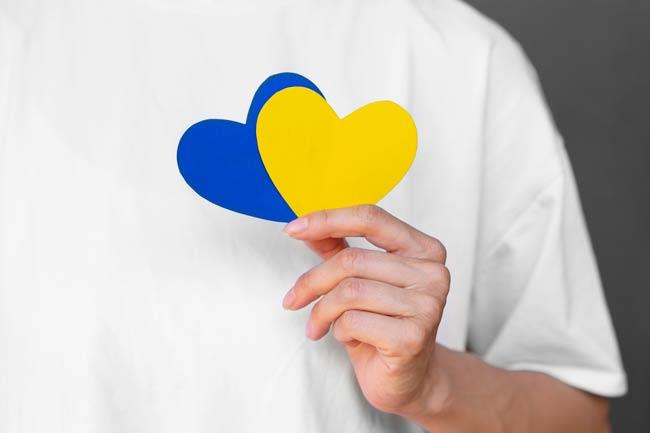Herzen in den Farben der Ukrainischen Flagge
