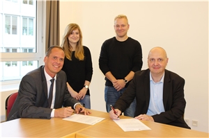 Unterzeichnung des Kooperationsvertrages mit Heimkehr Vorstand Martin Schneider (links), Caritas Vorstand Dr. Andreas Schubert und zwei Balus