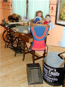 Historische Nähmaschine und Waschbrett im Heimatmuseum