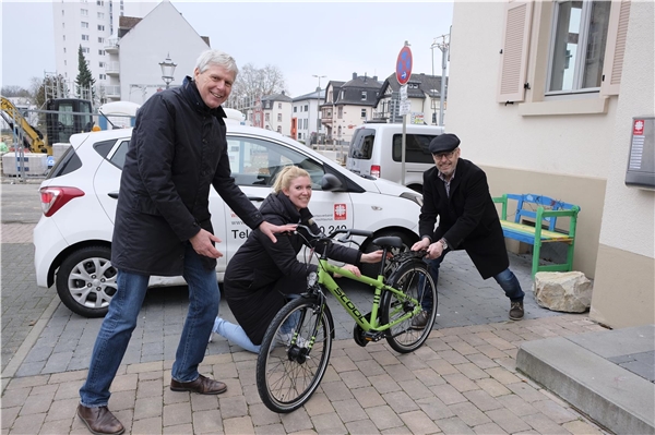 Eine ziemlich coole Farbkombination aus neongr�n und schwarz hat das neue Fahrrad, dass Thomas Conrad, Vorsitzender der Verkehrswacht Obertaunus e.V. (rechts im Bild) da mitbrachte.