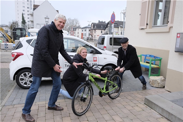 Fahrradspende der Verkehrswacht Obertaunus f�r die Kinder des Wohnverbunds St. Christophorus Eine ziemlich coole Farbkombination aus neongr�n und schwarz hat das neue Fahrrad, dass Thomas Conrad, Vorsitzender der Verkehrswacht Obertaunus e.V. (rechts im Bild) da mitbrachte.