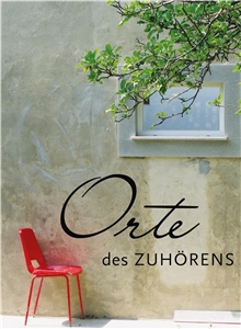 Das Bild zur Ramhmenkonzeption der Orte des Zuhörens. Ein Roter Stuhl vor einer olivegrünen Wand mit einem Fenster. Ein Baum ragt von rechts in das Bild rein. 