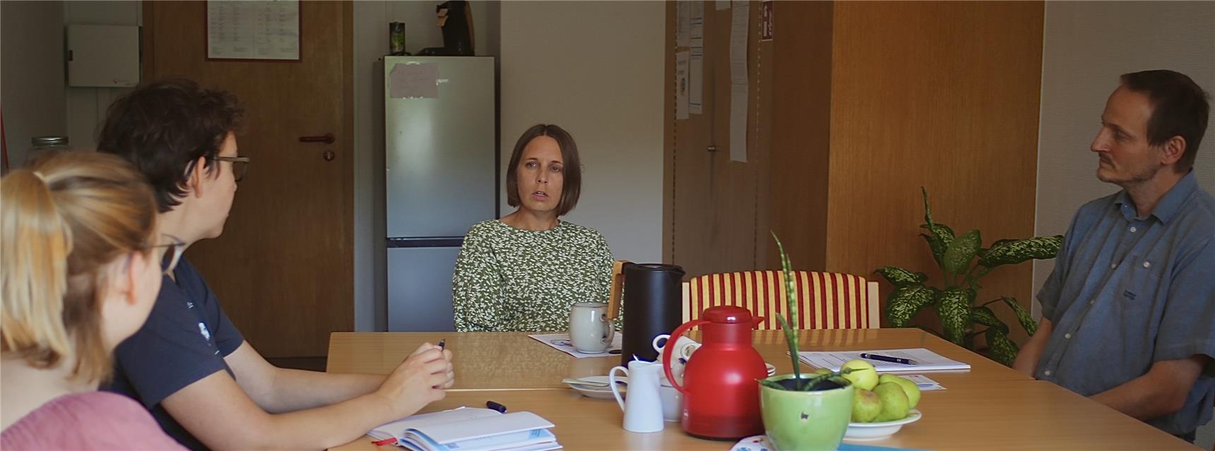 Caritasmitarbeitende im Gespräch mit Katharina Horn