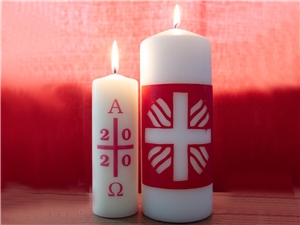 Osterkerze 2020 und Caritas-Kerze nebeneinander