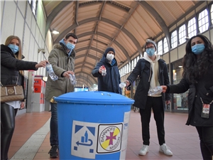 Fünf Auszubildende vor ihrer blauen Tonne mit Pfand für die Bahnhofsmissionen