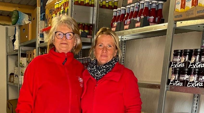 Elke Simon und Ulrike Kösten stehen im Lager. 