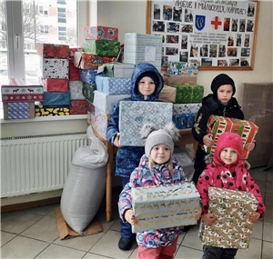 Kinder aus Rohatyn mit Weihnachtspäckchen 2022