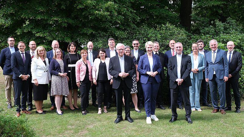 Gruppenfoto der Landesregierung Mecklenburg-Vorpommern mit den Vertretern der katholischen Kirche