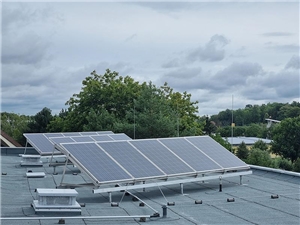 Photovoltaikanlage auf dem Dach des Seniorenpflegeheims