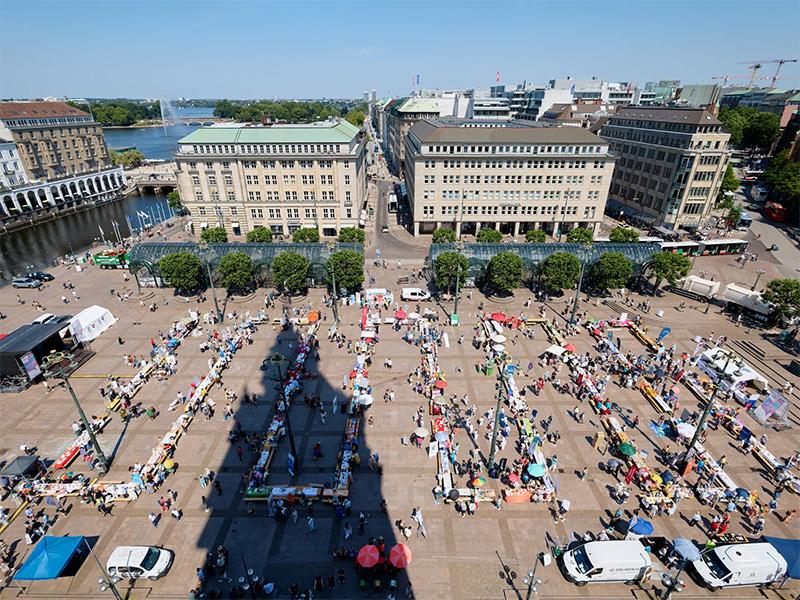 VEranstaltung mit vielen Tischen und Besuchern auf dem Hamburger Rathausmarkt, Aufnahme von oben