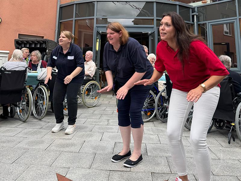drei Frauen tanzen auf dem Hof des Pflegeheims Itzehoe