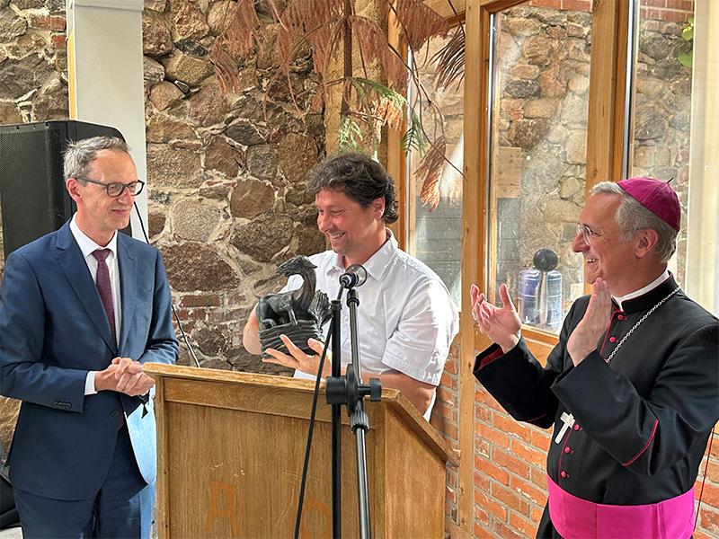 Stefan Baerens (Mitte) mit Matthias Crone (Vorsitzender Dreikönigsverein, links) und Erzbischof Dr. Stefan Heße